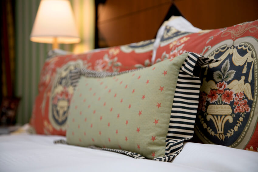 这个卧室空间以丰富的图案和充满活力的抱枕为特色。