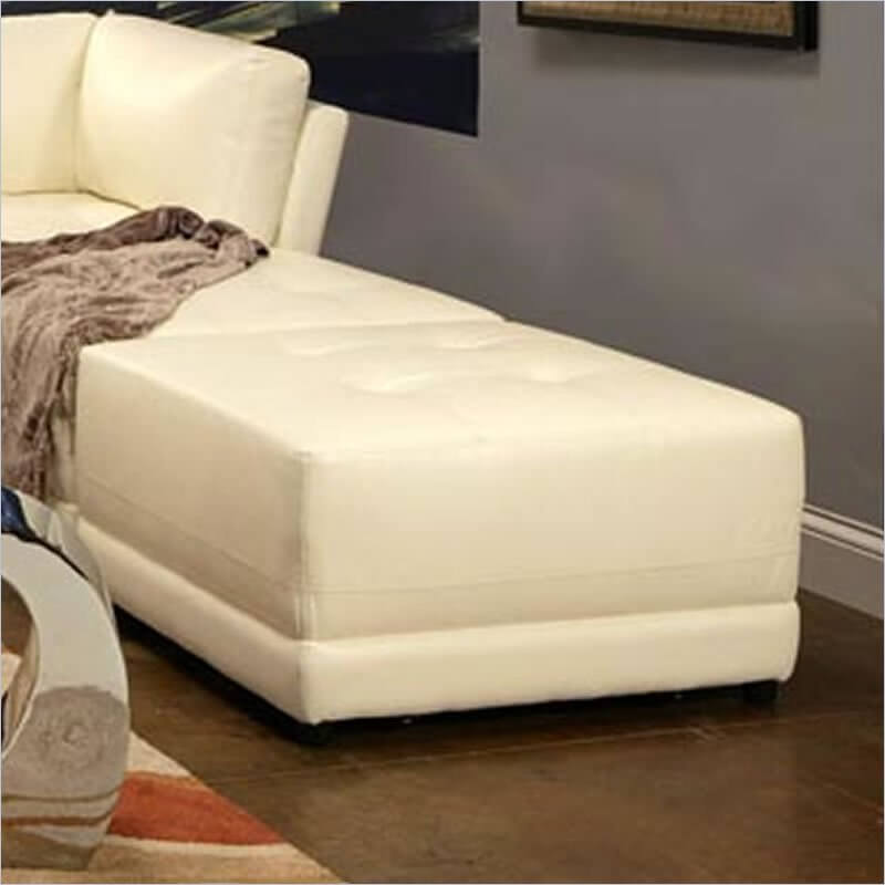 一个和配套沙发一样深的大脚凳可以推到组合沙发的短无扶手部分上，形成一个长长的躺椅。