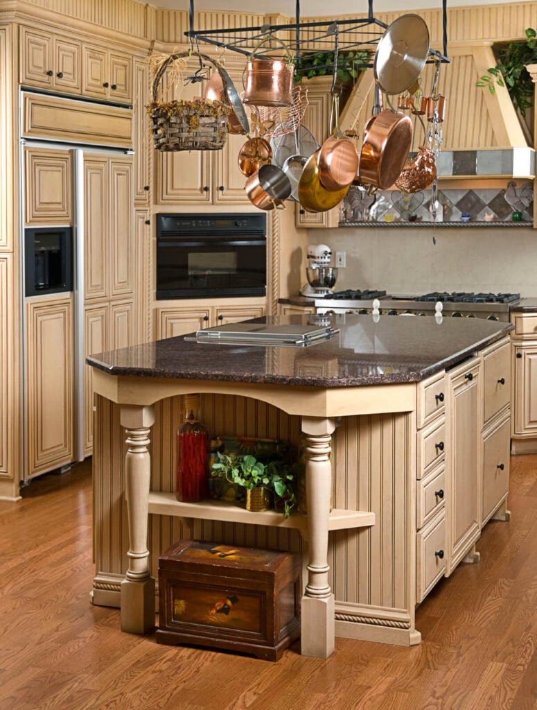 这个漂亮的厨房让人想起古代建筑。可爱的地板补充了颜色的选择，并平衡了浅色的染色木镶板。