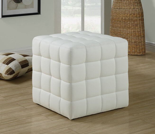 一个柔软的，毛茸茸的立方体凳，从任何角度都是完美的。非常适合坐着，休息你的脚，甚至是坐在地板上倚着。