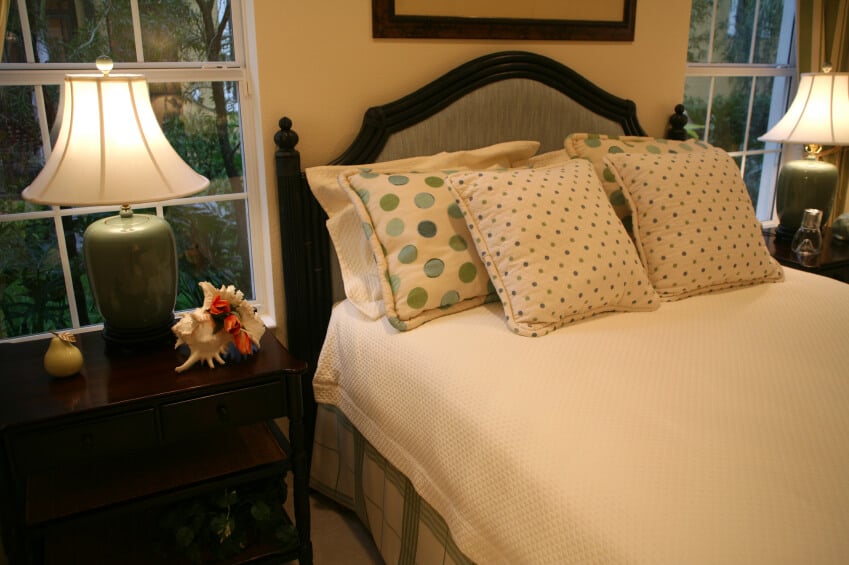 这间欢快的卧室用绿色和淡蓝色圆点枕头增添了一丝奇思妙想。毯子的奶油色亚麻布提供了一个美丽的画布，让这些口音脱颖而出。更大的圆点枕头被放置在更精致的圆点方形枕头后面，两者都将房间联系在一起，并与整个房间相似的颜色相协调。