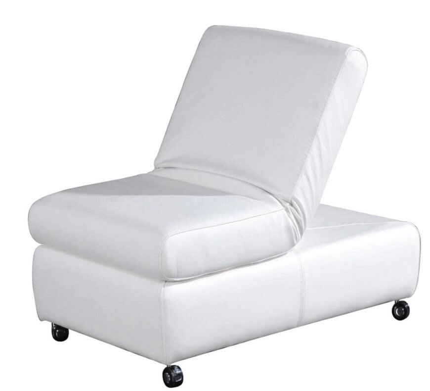 一个独特的奥斯曼在意大利皮全粒面。的一端垫翻转到无与伦比的舒适而创建一个椅子坐在一个奥特曼。