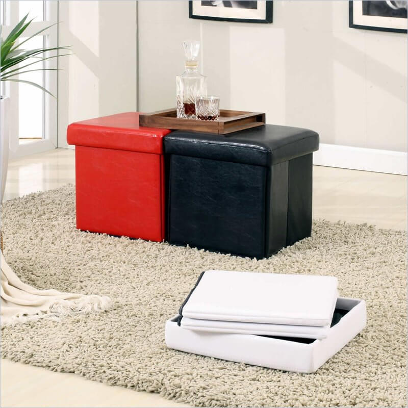 红色和黑色都是节省空间的选择，当不需要的时候，这种可折叠的立方体脚垫可以很容易地储存在视线之外。