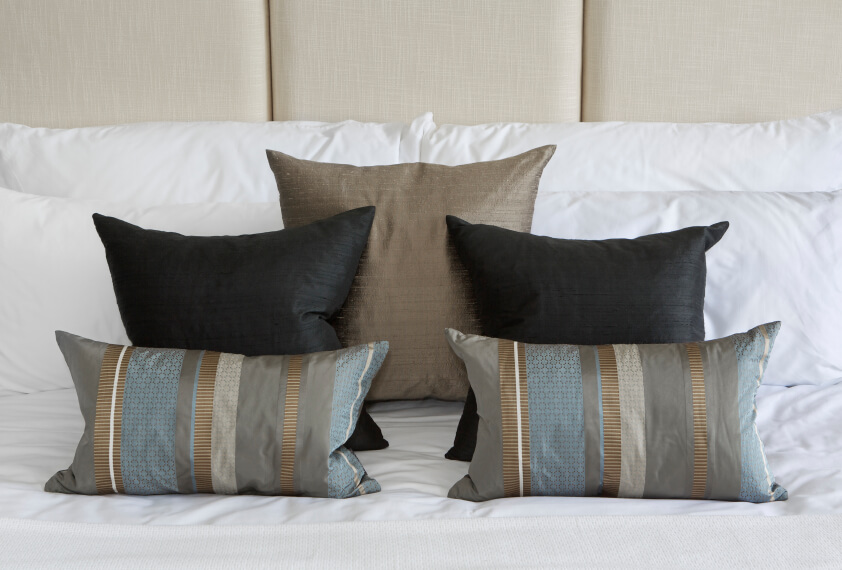 一项关于对称的实验表明，精心布置的强调枕头可以在任何装饰中产生真正的影响。