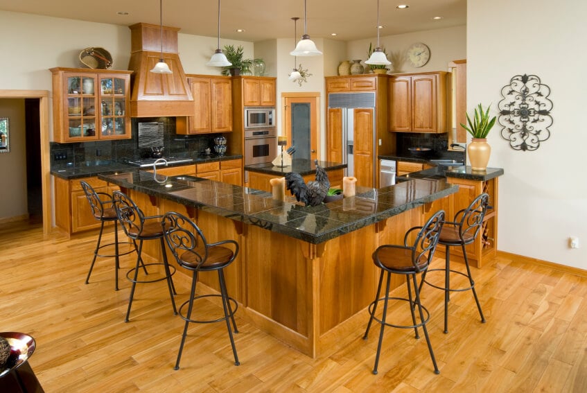 这个厨房的明亮木材有助于防止黑暗的台面在这个空间中变得霸道。