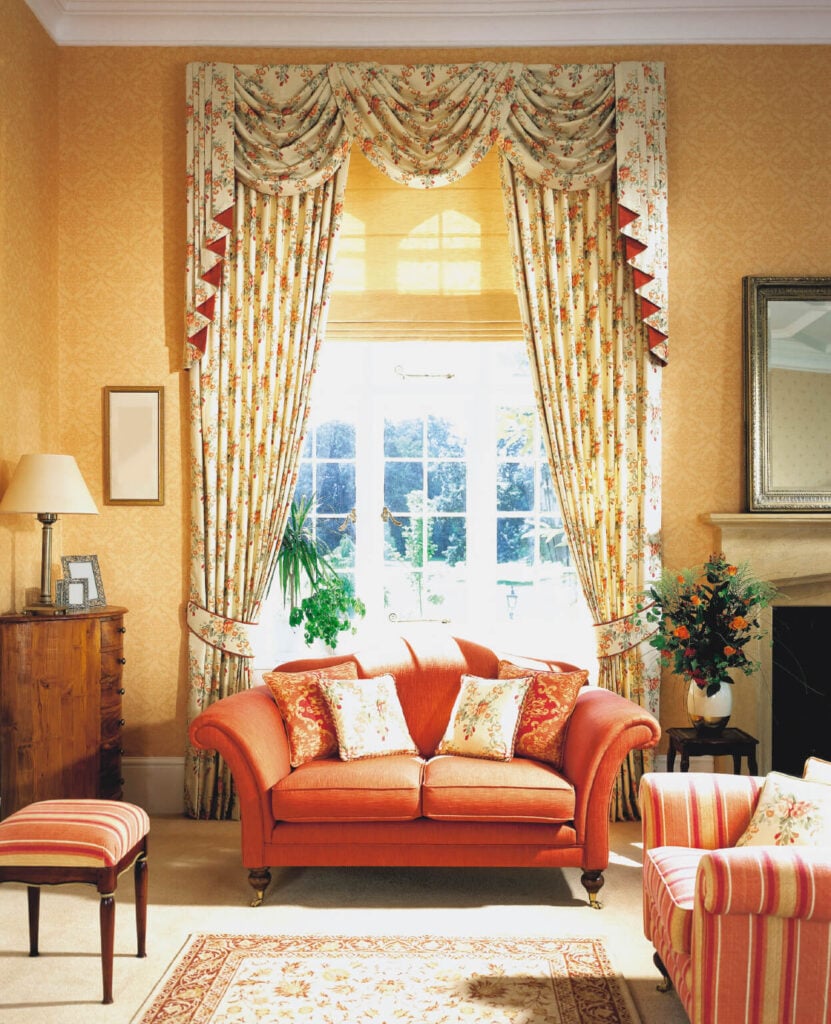 这个传统的客厅在家具内饰上有一些流行色，这些流行色来自窗帘的花卉图案。