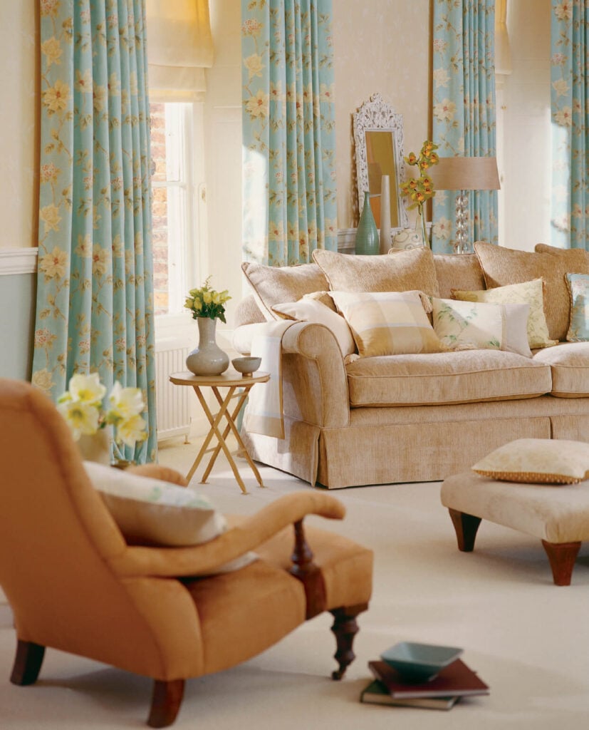 这个客厅是另一个很好的例子，彩色窗帘可以真正照亮一个中性的空间。