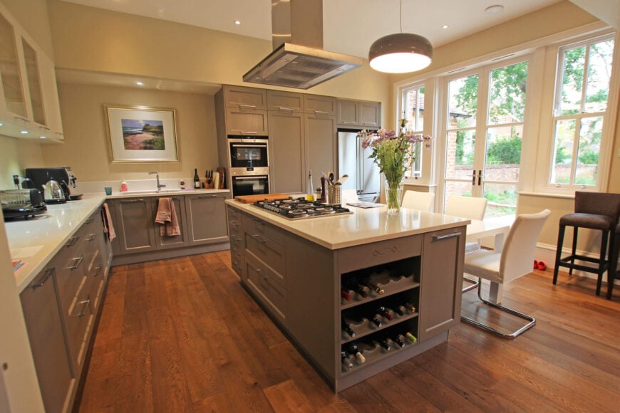 温暖的天然木地板与光滑的台面和现代橱柜形成对比，为厨房增添了丰富的纹理。