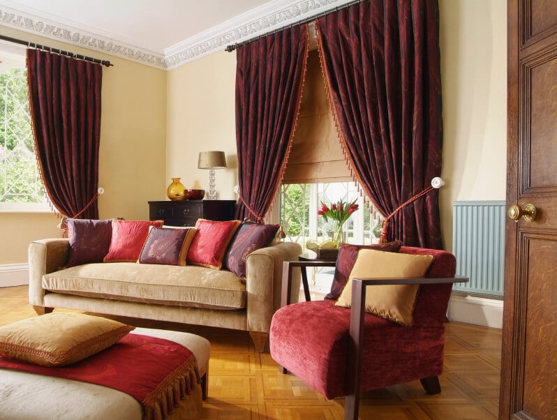 厚重的窗帘是传统设计的标志，与拼花地板和皇冠造型很搭。