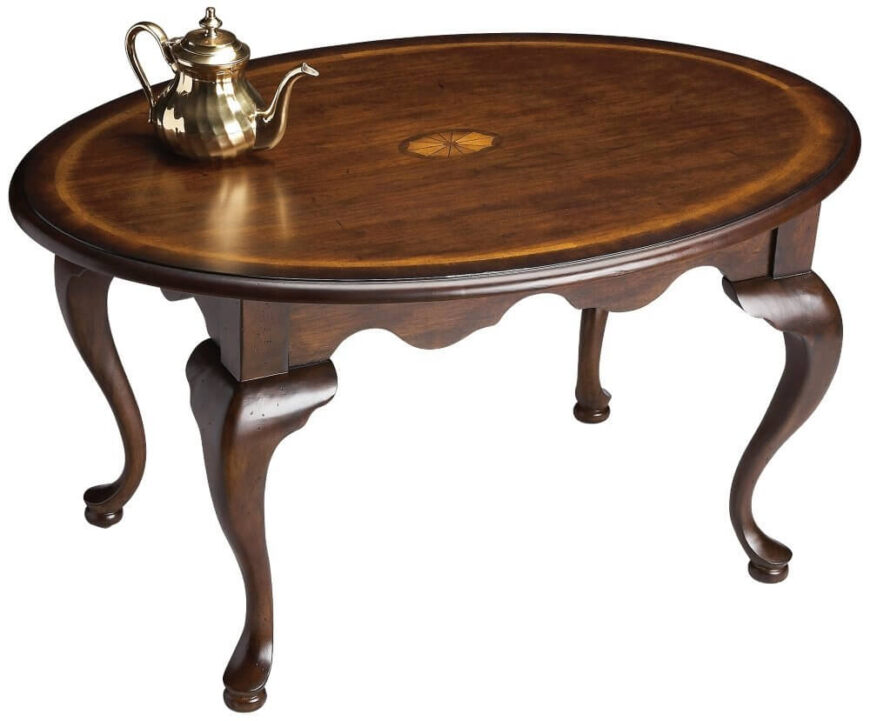 这是一张真正华丽的桌子，其特点是在喇叭腿上设计复杂的表面。传统的风格使一个完美的添加到任何优雅的客厅。
