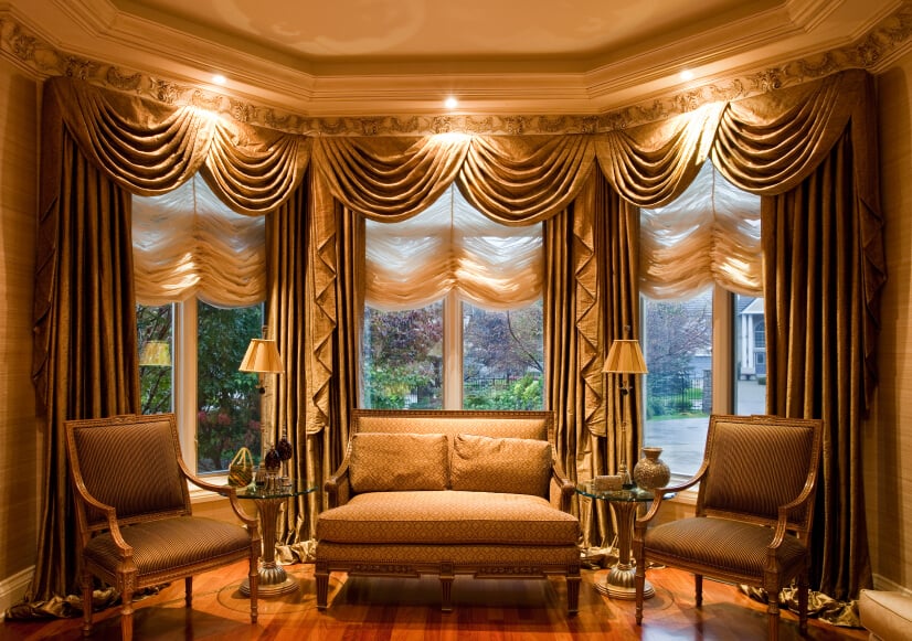 这个令人难以置信的豪华和华丽的客厅有同样华丽的窗帘。窗帘也是织物，以一种非常吸引人的方式聚集在中心。