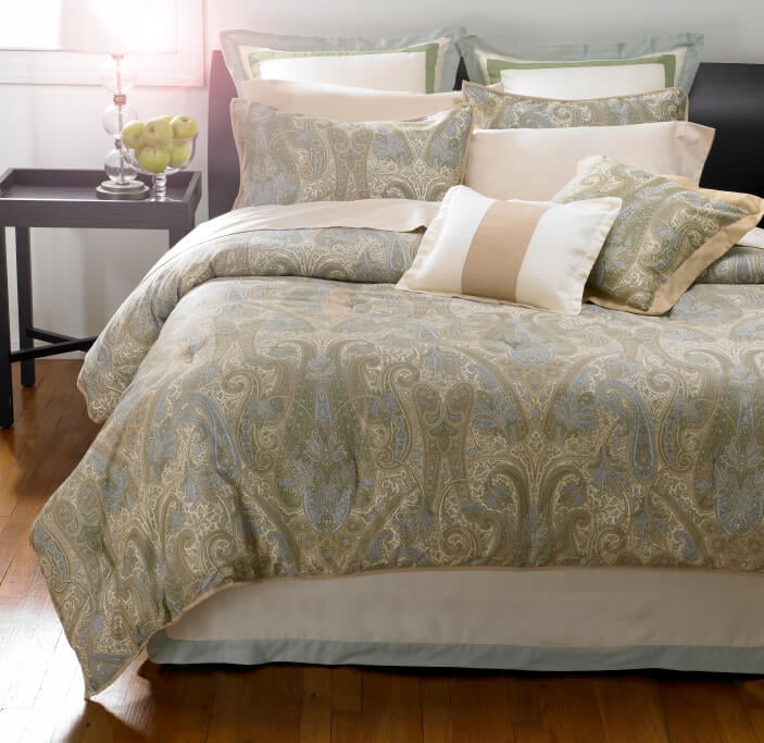 可爱的佩斯利亚麻在奶油，鼠尾草，和蓝色的补充，各种修剪强调枕头协调的颜色。
