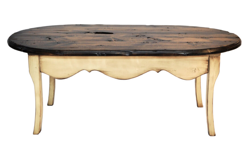 这张真正独特的桌子的特点是混合了浅色和深色的染色乡村木材。深色的表面由多节的、老化的木板组成，而腿则有烧焦的边缘污点。