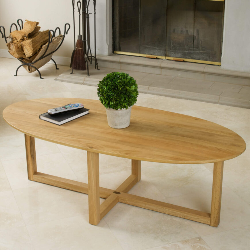 这是一个咖啡桌，拥有明亮的自然木材色调。宽阔的冲浪板形状非常适合站在长长的沙发前，明亮的颜色在明亮的房间里看起来非常棒。