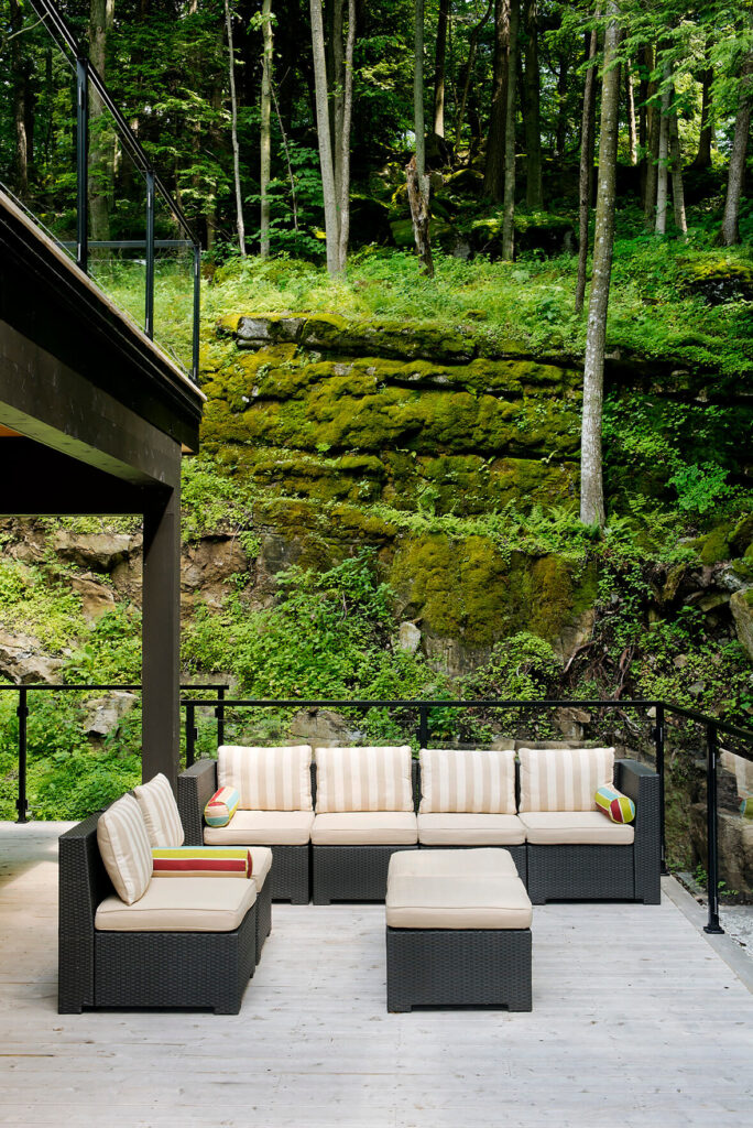 在较低的露台上，这个灰色的藤条单元背对着山坡，从舒适的位置提供广阔的视野。