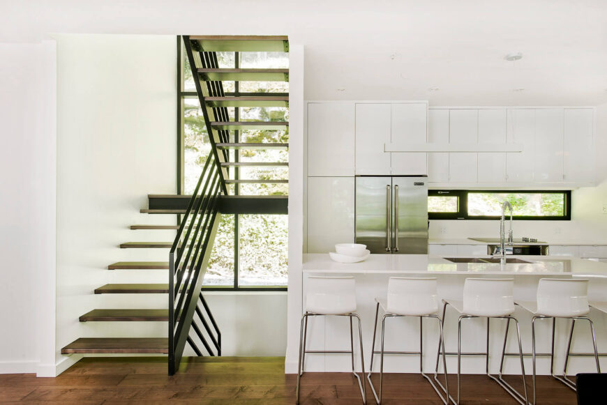 中央楼梯是一个光滑的金属和硬木创作，开放的结构允许不受限制的视线和通风的外观。