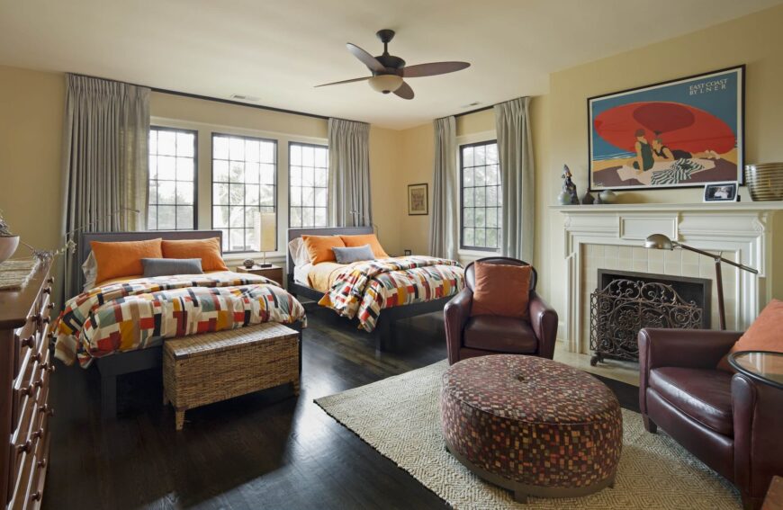 客房设有一对大床，除了壁炉附近的家具外，还包括一对皮革俱乐部椅和彩色软凳。