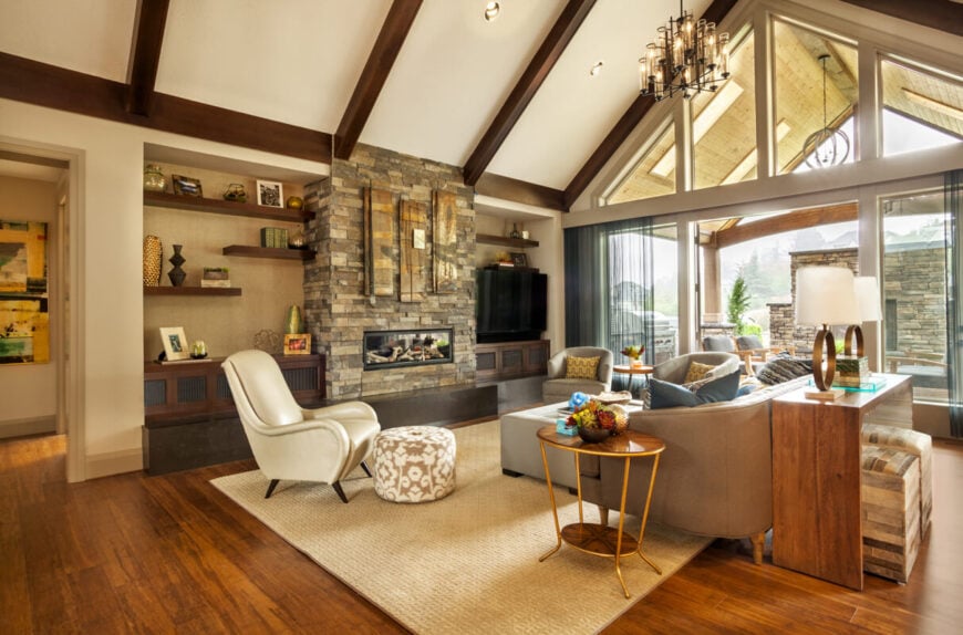 宽敞的客厅，外露的木梁和宽敞的窗户。