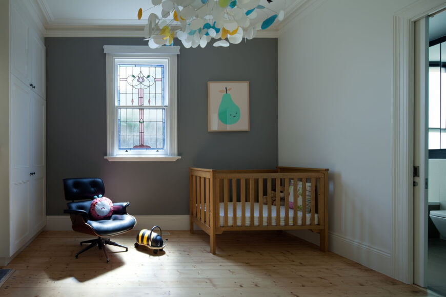 另一把埃姆斯椅为这个婴儿房增色不少，它并没有过多地使用婴儿房的典型颜色。与厨房相比，储物空间的设置更经典，包括抽屉拉钩和镶板的橱柜正面。