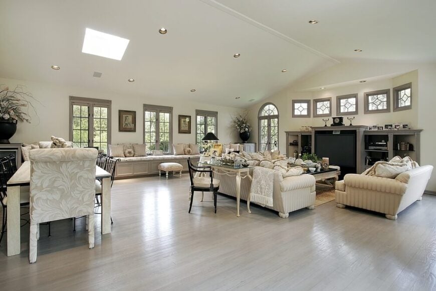 这个客厅有很多独特的特色。从不同风格的窗玻璃，到灰色的硬木地板，这个家充满活力和优雅。
