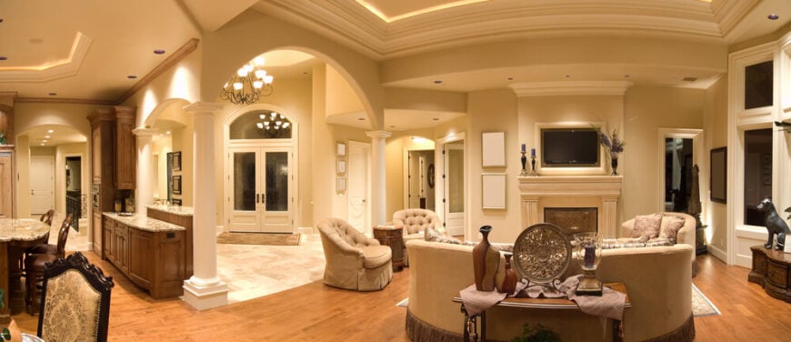 这个豪华的客厅有许多不同的形状和设计。硬木地板使墙壁和椅子的颜色保持一致。