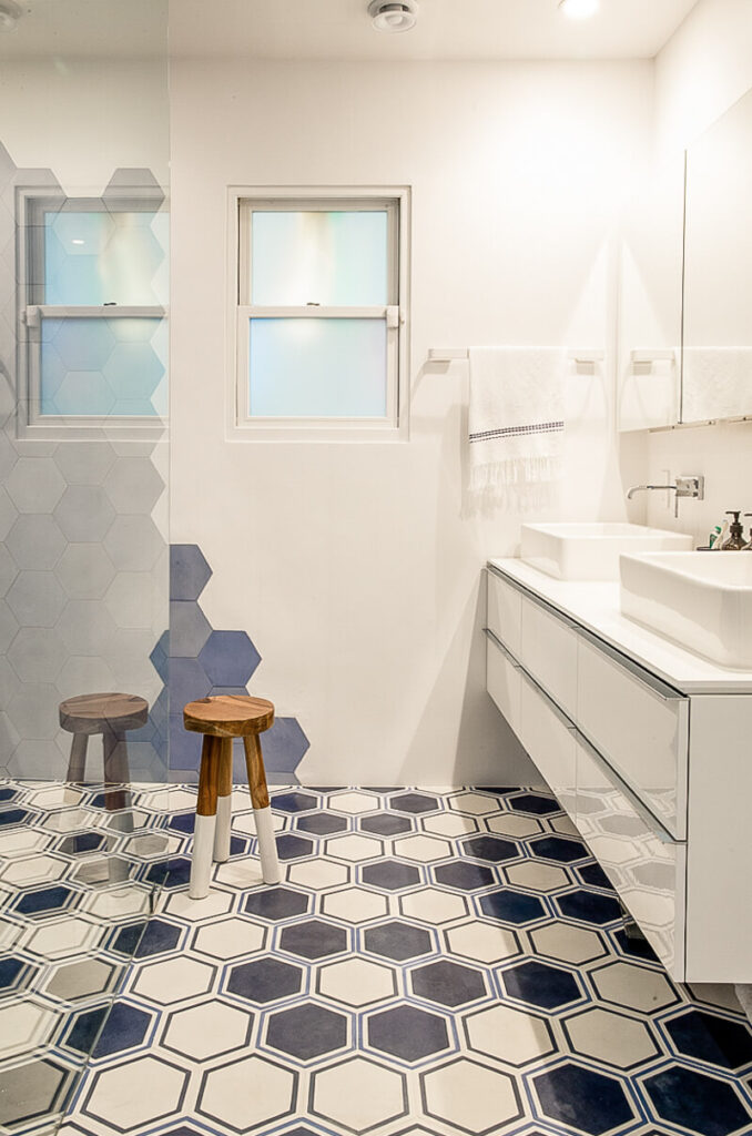 主浴室在家中引入了一个新概念:重复的几何图案。通过玻璃淋浴房，房间分为湿房和干房。