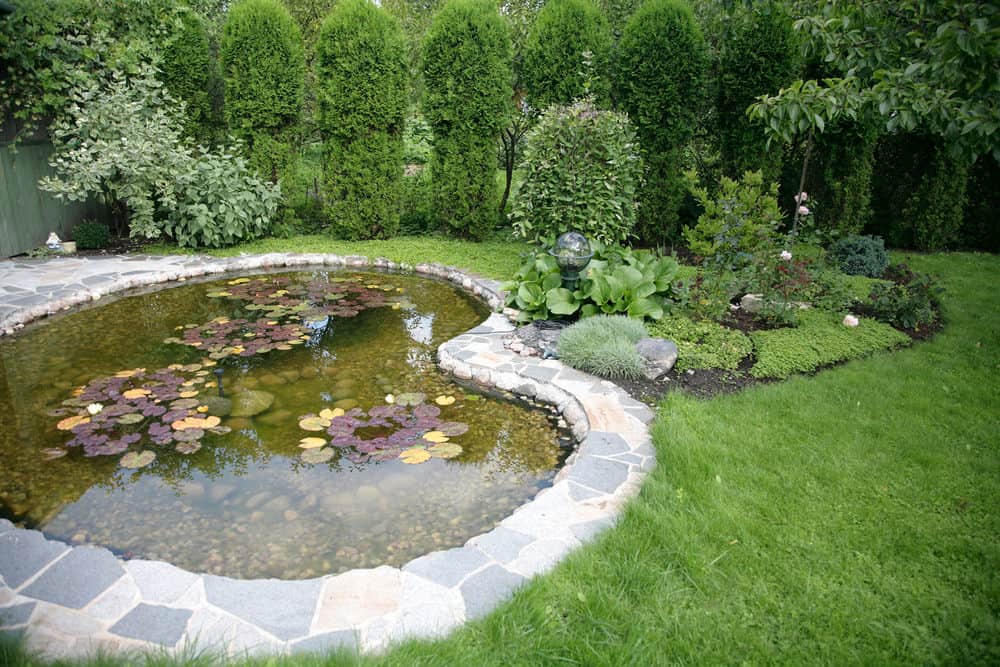 这个心形的池塘是在凹凸不平的铺路石中形成的，颜色柔和。旁边的一个小花园是一个不错的补充。