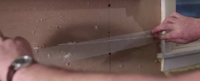 使用玻璃纤维胶带加固厨房角落，以及任何损坏的干墙区域。