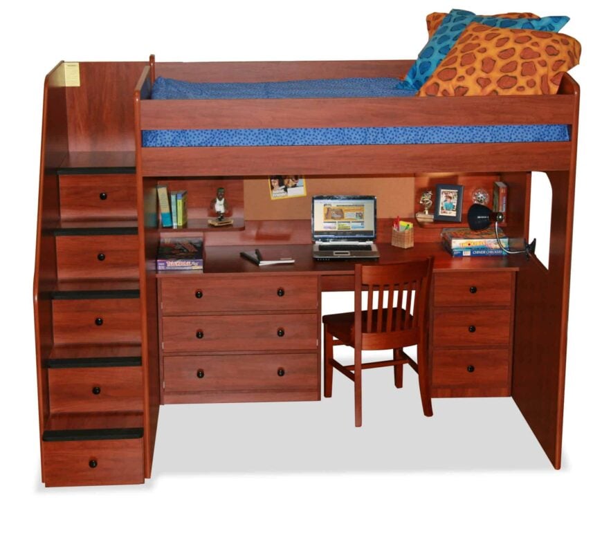 丰富的红色木材色调告知这个阁楼床与全尺寸的办公桌内置。书桌两侧的抽屉与左侧楼梯内的抽屉相辅相成。