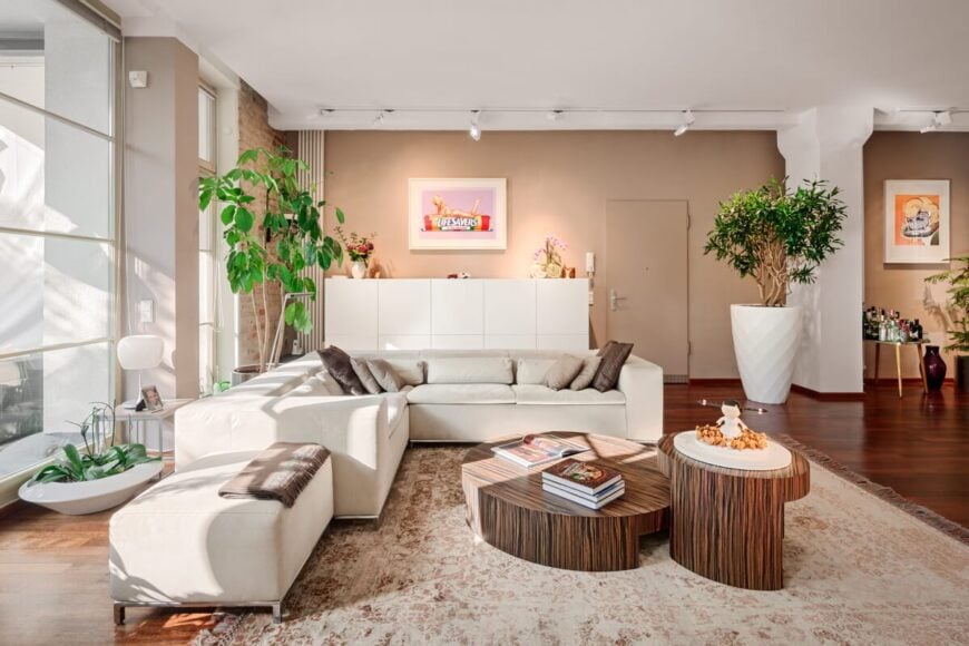 柏林阁楼空间的奢华生活空间，以丰富的木地板为特色。