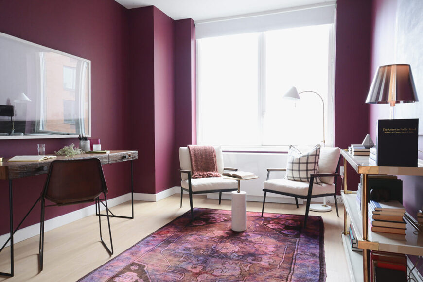 高贵的紫色家庭办公室从匹配的图案区域升起，以独特的色调包裹墙壁。这种色彩的飞溅使家庭办公室在家中脱颖而出。