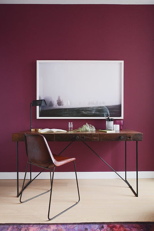 简洁优雅的书桌与华丽的墙壁和地毯颜色相得益彰。