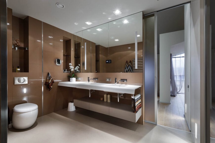 主浴室与次浴室相比是一个巨大的飞跃。光滑的灰褐色墙壁，空间是无缝的和别致的。