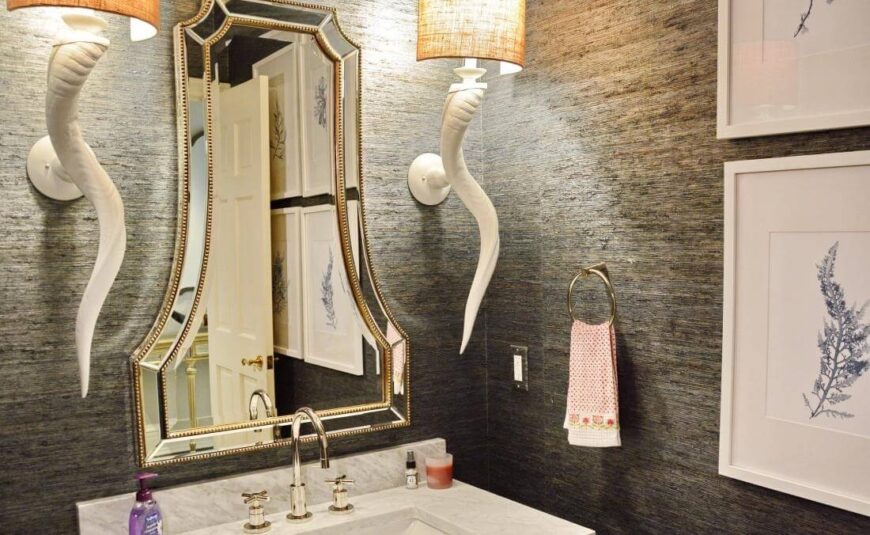 其中一间浴室的特色是一对彩色喇叭壁灯，侧面是一面钟形镜子。大理石梳妆台与石板灰色的墙壁形成鲜明对比。