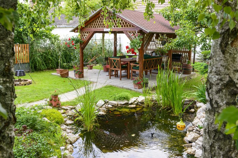 宁静的花园，有一个小池塘和一个后院亭子，可以放松和娱乐。