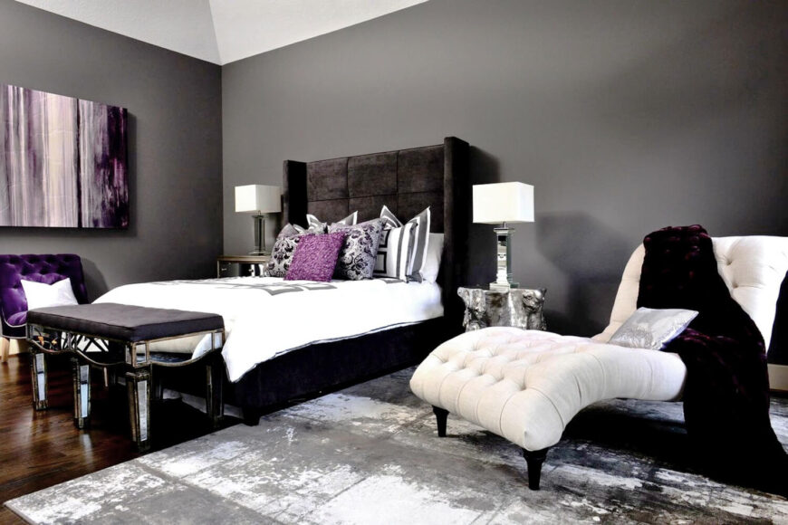 一间华丽的主卧室，由皇家紫色、灰色和白色组成。