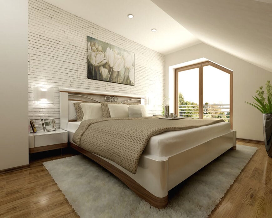 主卧室以一种更低调的方式使用了其他卧室的木材。它强调了床架和床头柜的底部，并平衡了房间中大量使用的白色。更大胆的纹理在这里也是显而易见的。