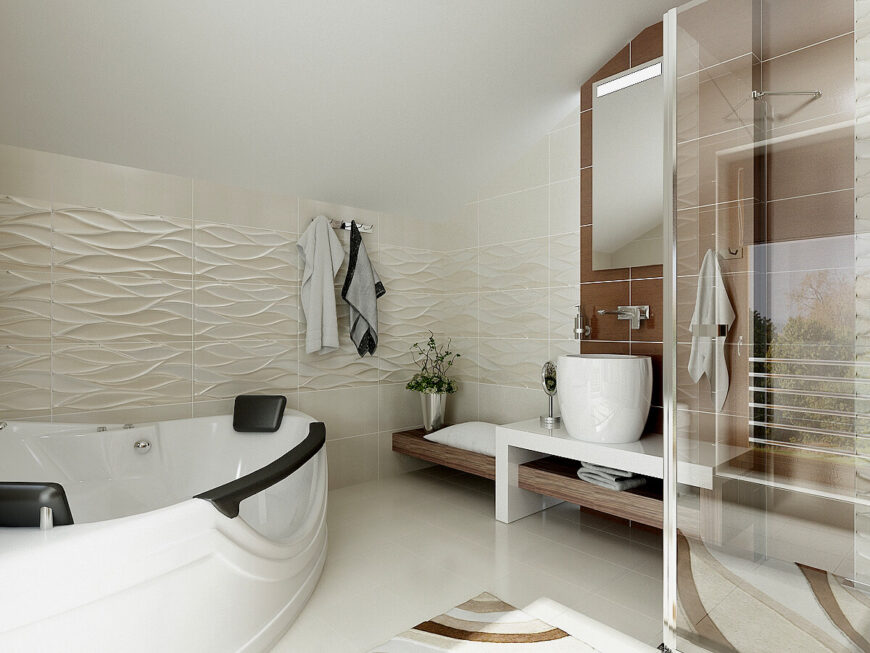 主浴室延续了白色主题，采用了类似的木质装饰。墙上的纹理瓷砖让人联想到流动的水。这个浴缸有一个大浴缸，步入式淋浴，和凉爽的白色瓷砖。