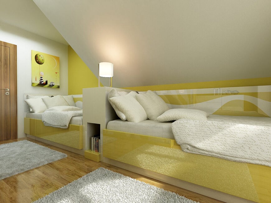 儿童房的亮黄色与房子的其他部分相比是一个意想不到的变化，同时仍然坚持预期的设计水平。床架和墙壁的高光泽处理有助于使小空间更加明亮