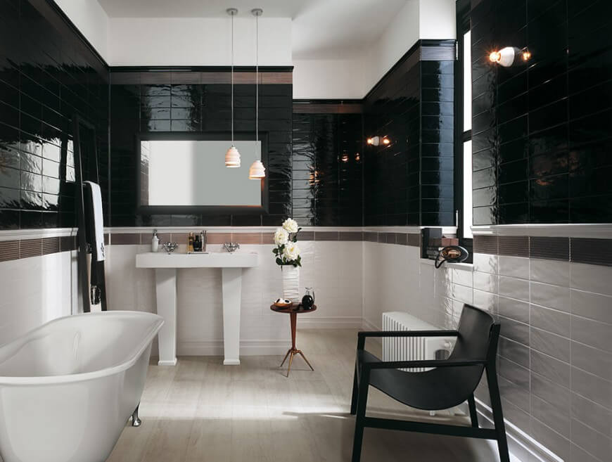 这间浴室贴满了抛光瓷砖，彼此之间形成了优雅的对比。轻木地板也增加了这个激烈的暗色调和浅色调的配色方案。
