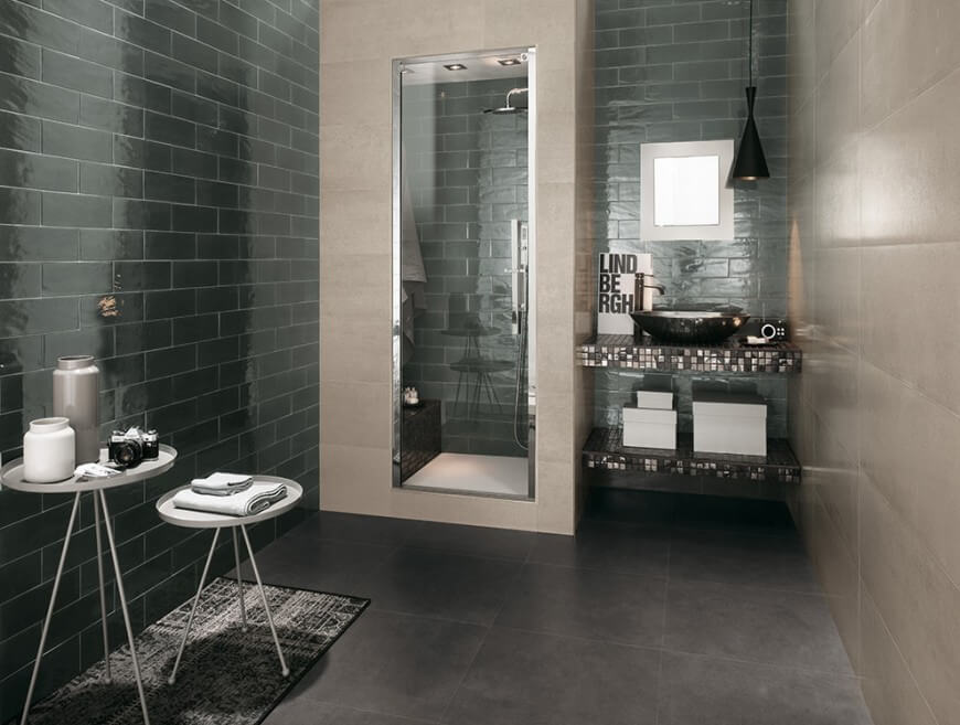 这个可爱的空间有一个由瓷砖和玻璃门包围的淋浴间。梳妆台上铺着精致的瓷砖，有一扇小方形窗户，让光线恰到好处地照进柔和的白光。