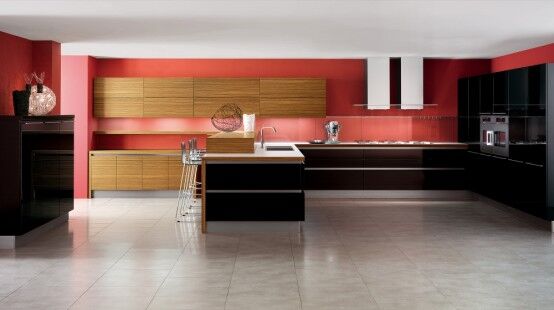 这个房间的红色是华丽的浅色自然硬木的底色。黑色u型台面与天然木材和灰色瓷砖地板形成鲜明对比。