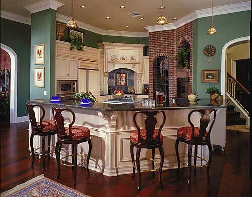 这个厨房位于房子里一个古雅的角落。它被放置在住宅的中心，从几个吊灯中接收到华丽的琥珀色光芒。