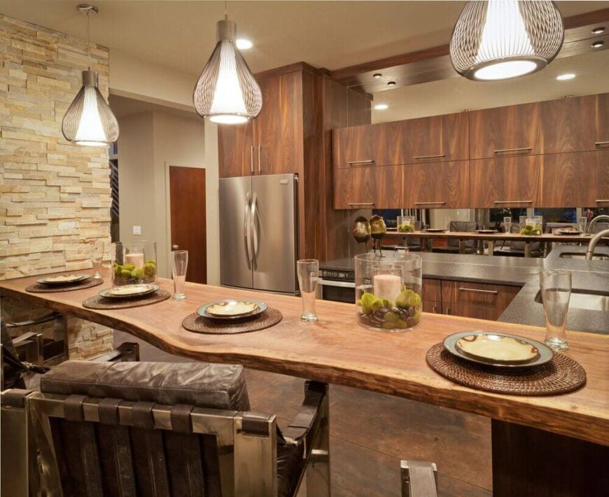 这个质朴的空间有一种质朴的当代氛围，有天然的木酒吧和砖墙。这个厨房里有三盏电线灯，光线恰到好处。