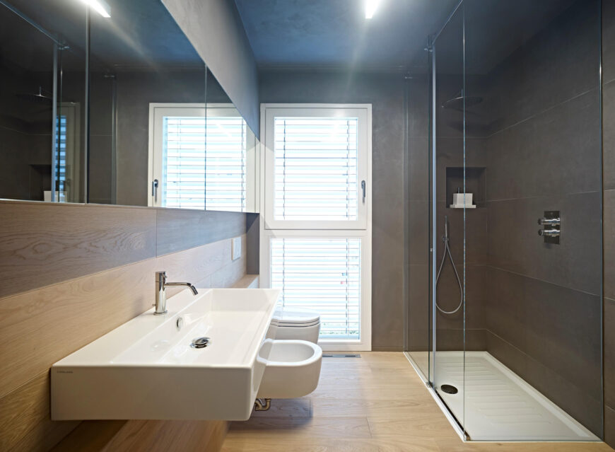第二个浴室用了更深的颜色，与第一个浴室有很好的区别，同时保持了房子其他部分的简单配色方案。