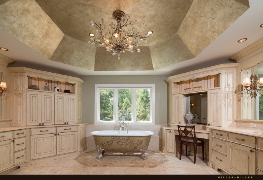 这个优雅的浴室以浴缸上复杂的设计和大的八角形纹理天花板为特色。一个令人惊叹的吊灯与精致的水晶叶子照亮了这个惊人的空间。
