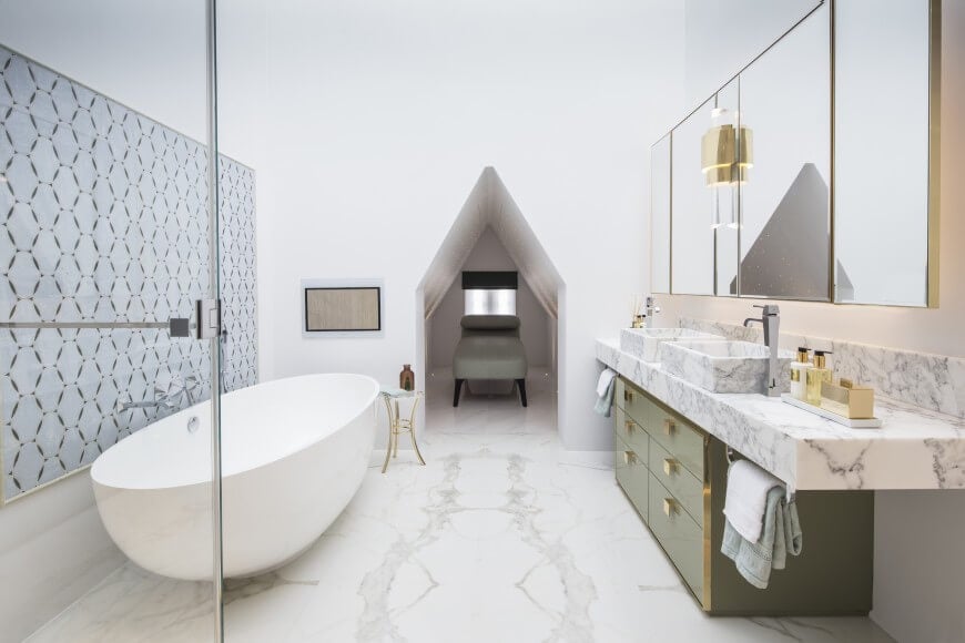 这个引人注目的浴室充满了柔和的光线。大理石地板一直延伸到浴室尽头的一个小角落。
