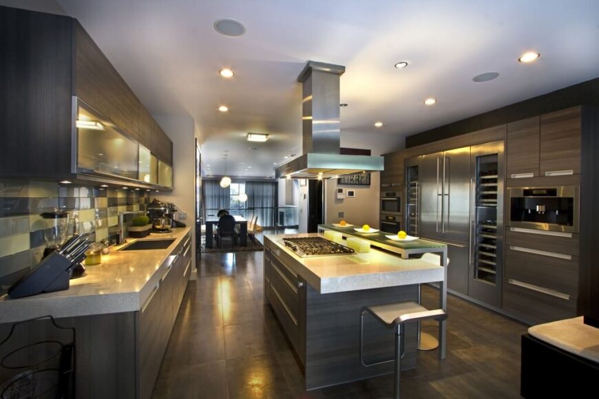 这个空间有现代的氛围。台面衬有别致的花岗岩，与灰色的橱柜相得益彰。厨房集中在家里，给它一个开放的平面图。