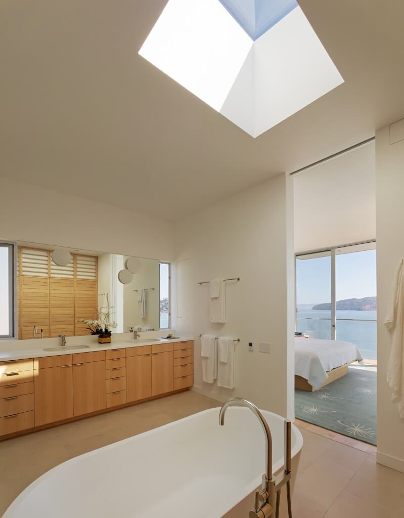 这个空间使用了大量浅色的天然木材。浴室直接连接到卧室，并有一个大天窗，以提供充足的自然光。