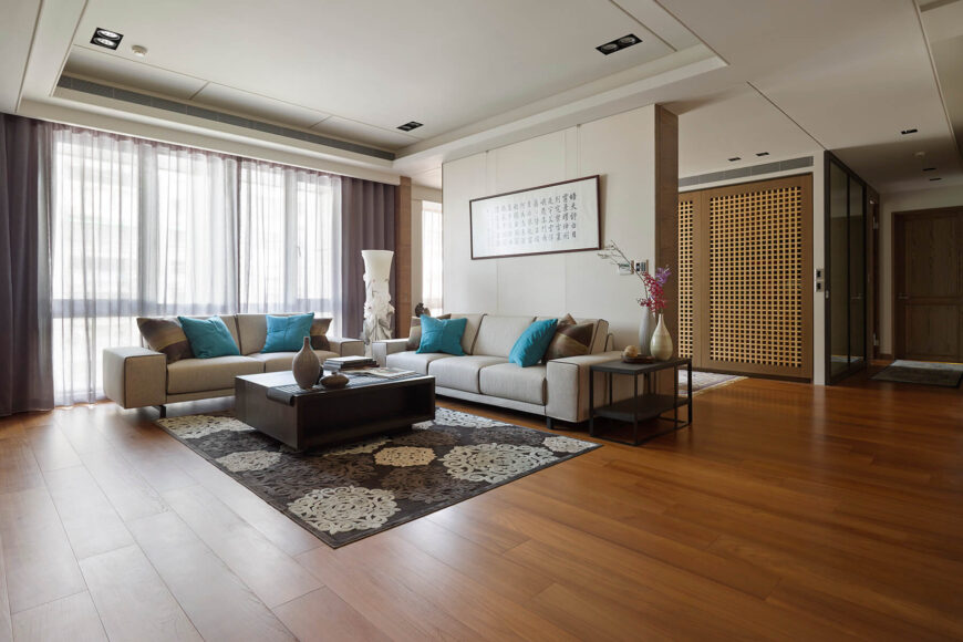 丰富的硬木地板扩展到整个开放式空间，连接家中各种中性色调的区域。当代家具与传统艺术品相结合，形成永恒的风格。